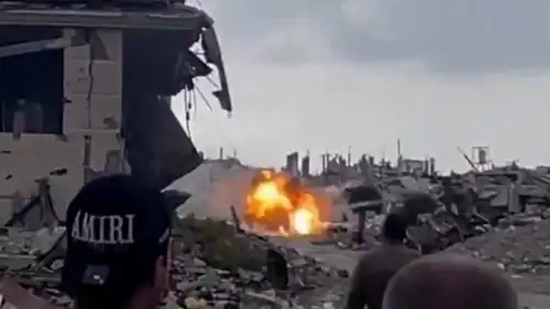 لحظة تفجير مركبة ميليشيا حسام الأسطل في خان يونس