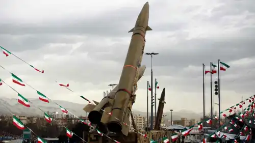 مجسم صاروخ إيراني في ساحة وسط طهران