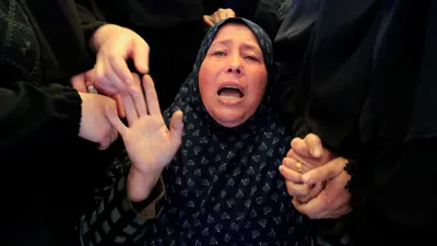فلسطينية خلال جنازة أشخاص قتلوا في غارات إسرائيلية بغزة