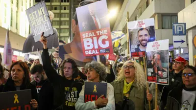 إسرائيليون يطالبون بإتمام صفقة التبادل