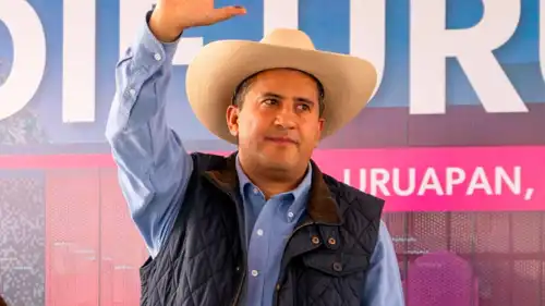 كارلوس مانزو، عمدة مدينة أوروابان المكسيكية