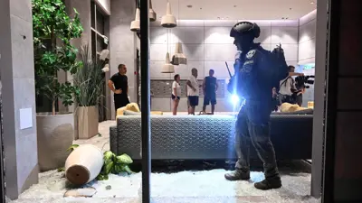 أضرار لحقت بمبنى سكني نتيجة صاروخ أطلق باتجاه إسرائيل من لبنان