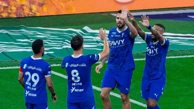احتفال لاعبو الهلال بهدف ميتروفيتش في شباك العروبة