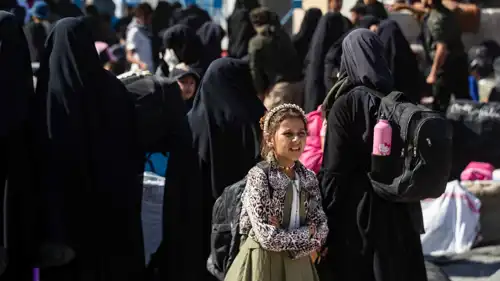 خلال مغادرة عائلات مخيم الهول