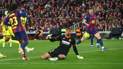 ليفاندوفسكي خلال مباراة برشلونة وفياريال