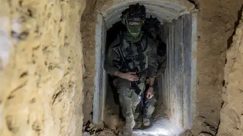 جنود إسرائيليون داخل نفق في رفح