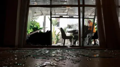 مبنى سكني متضرر في عكا بعد هجوم حزب الله