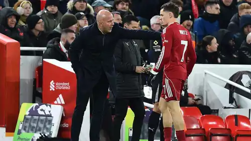 آرني سلوت خلال مباراة ليفربول وسندرلاند