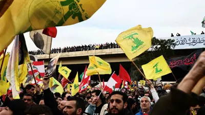 أنصار "حزب الله" يتظاهرون عند طريق مطار بيروت