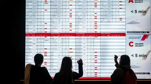 شاشة مواعيد الرحلات تظهر التنبيهات بالأحمر لتأجيل الرحلات