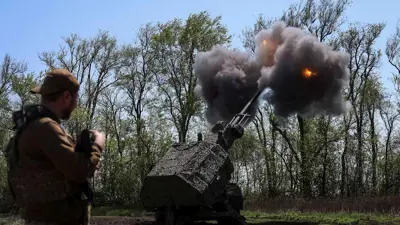 جندي أوكراني يطلق قذائف مدفعية 