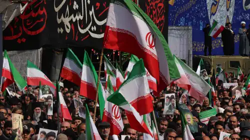 إيرانيون يرفعون علم بلادهم ينددون بالحرب