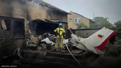 طائرة صغيرة تحوّل منزلاً في ألمانيا إلى كتلة نار