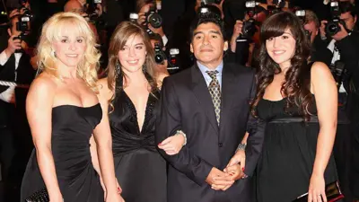 مارادونا مع بناته