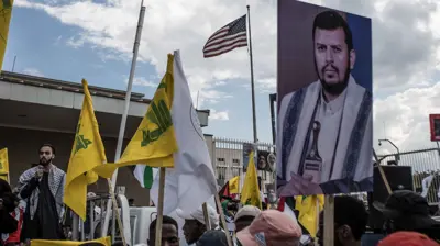 متظاهرون في جوهانسبرغ  يحملون صورة عبد الملك الحوثي وراية حزب الله