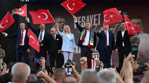 زعيم حزب الشعب الجمهوري التركي اوزغور أوزيل