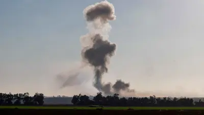 دخان يتصاعد جراء غارة إسرائيلية على قطاع غزة