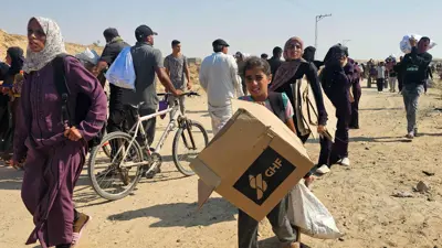 طفلة في غزة تحمل مساعدات من "غزة الإنسانية"