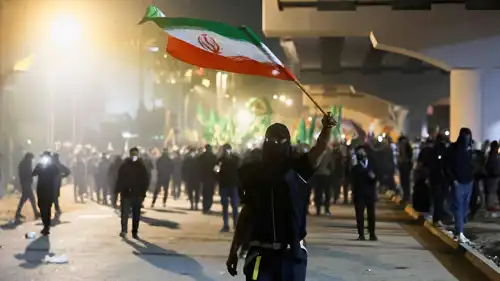 متظاهرون موالون لإيران في الساحة الخضراء ببغداد