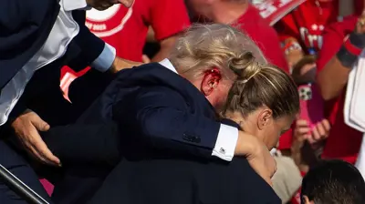 الدماء تسيل من أذن ترامب في واقعة بنسلفانيا