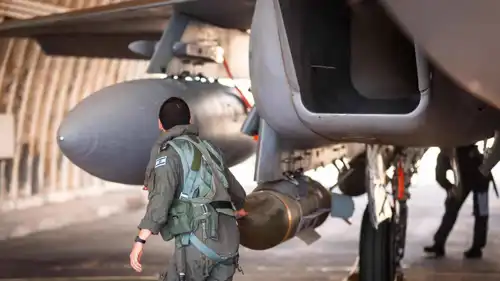 جنود يذخرون طائرة حربية إسرائيلية