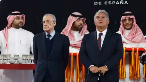 فلورنتينو بيريز رئيس نادي ريال مدريد بجوار خوان لابورتا رئيس برشلونة