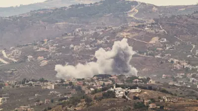 دخان يتصاعد من موقع غارة جوية إسرائيلية على قرية كفركلا بجنوب لبنان
