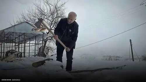 يبقى وحيدا في الشتاء.. مختار قرية تركية يتحدى الثلوج لإطعام الحيوانات