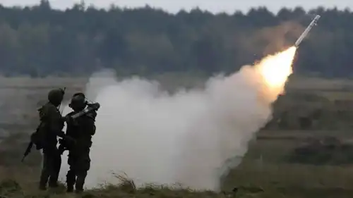 جنود بولنديون يشاركون في تدريبات عسكرية 