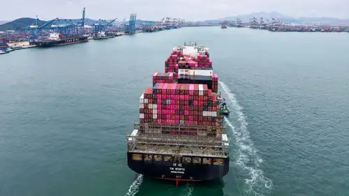 سفينة شحن تبحر إلى ميناء تشينغداو، في مقاطعة شاندونغ بشرق الصين، في 13 أكتوبر/تشرين الأول 2025.