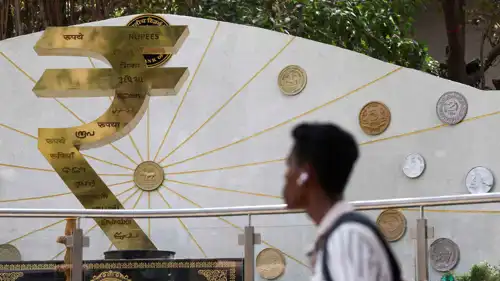 جسم لشعار الروبية وعملات العملة الهندية خارج مقر بنك الاحتياطي الهندي في مومباي، الهند