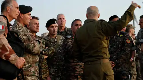 ضباط من عدة جنسيات خلال جولة في غزة