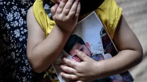 طفلة تحمل صورة أحد المفقودين حول العالم