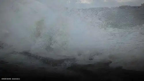 رعب على سواحل الجزائر.. أمواج بارتفاع 5 أمتار تزحف على المدن