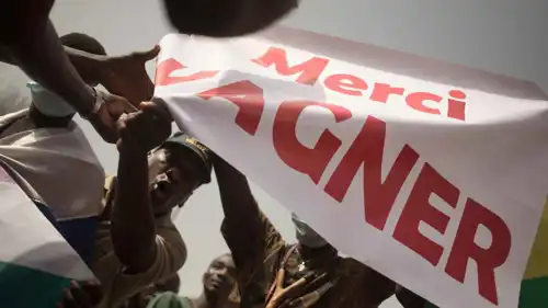 متظاهرون يحملون لافتة كتب عليها "شكرًا فاغنر" في مالي