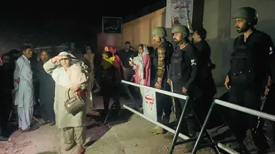 جنود باكستانيون يؤمنون إخلاء السكان من مناطق تعرضت للقصف