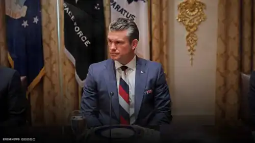 وزير الحرب الأمريكي يرتدي ربطة عنق بألوان العلم الروسي باجتماع ترامب وزيلينسكي