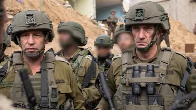 هاليفي مع قادة الجيش في قطاع غزة