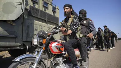 مقاتلان من العشائر البدوية في السويداء