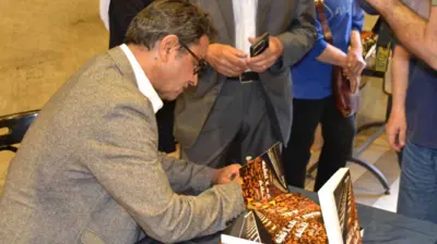 الأديب بشير البكر يوقع روايته الجديدة