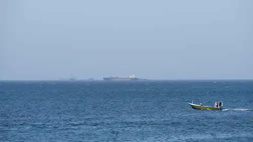 سفن تجارية تمر في مضيق هرمز