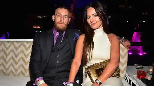  كونور ماكغريغور مع خطيبته دي ديفلين 