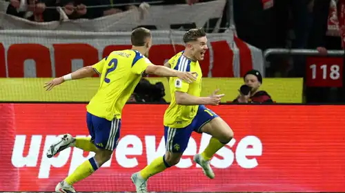 احتفال فيكتور غيوكريس بهدف تأهل منتخب السويد