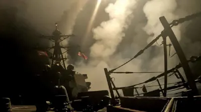 سفينة أمريكية تُطلق قذائف على موقع للحوثيين