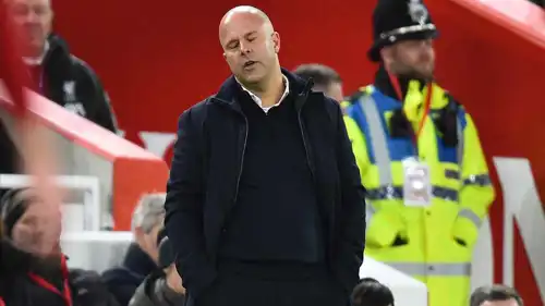 آرني سلوت خلال مباراة ليفربول وسندرلاند