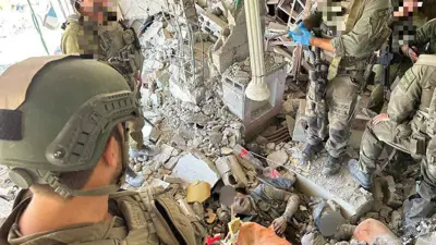 جنود إسرائيليون حول جثة السنوار