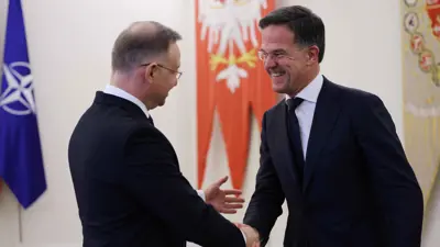  مارك روته يصافح الرئيس البولندي أندريه دودا 