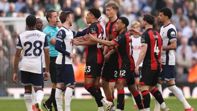 ديان هويسن لاعب بورنموث خلال مباراة فريقه أمام توتنهام