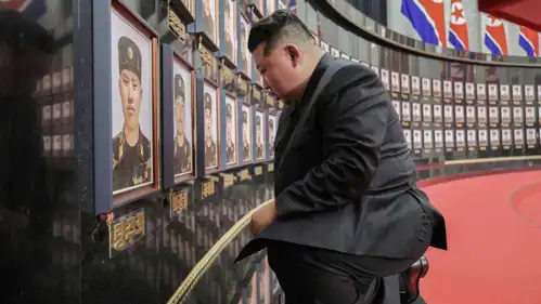 كيم جونغ أون خلال مراسم تكريم الجنود