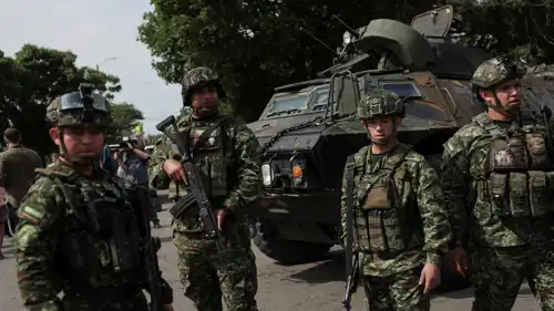 جنود على الحدود بين فنزويلا وكولومبيا